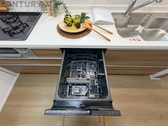 食器洗浄乾燥機は手洗いに比べて時間や労力を節約できます。また、高温のお湯で洗浄されるため、雑菌や細菌を殺菌する効果もあります。さらに、乾燥機能があるため、手で拭く手間も省け衛生的に保管できます。