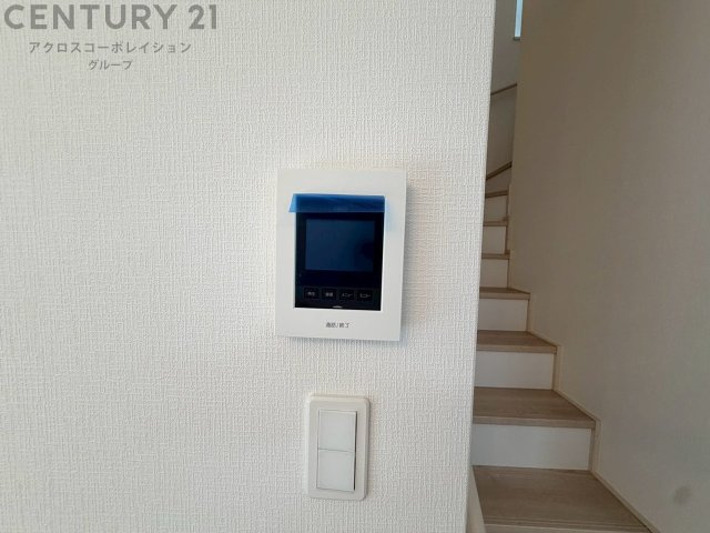 訪問者が来たときにテレビ画面で確認できるため、安心してドアを開けられます。録画機能があるものもあり、留守中に来訪者を記録しておくことができます。利便性が高く、セキュリティ面でも安心です。