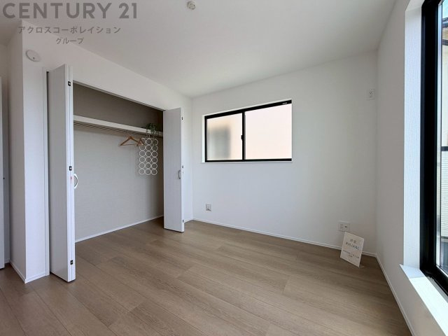 子供部屋…創造性や成長を促す遊びの空間を提供。学習や趣味に集中できる環境を整えます。個別のプライベートスペースは自己表現と自立心を育み、心地よい睡眠環境を整えリラックスできる場所を提供。