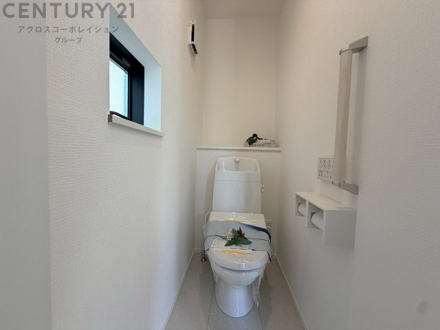 温水洗浄便座付トイレは温水洗浄機能により、暖かい水でおしりを洗浄することができ、冷たい水を使う従来の便座に比べ、温水洗浄機能で暖かいトイレを提供し、快適な使用を可能にします。