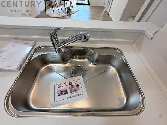 大きなシンクでお鍋などの大きな調理器具を洗う際にも便利です。