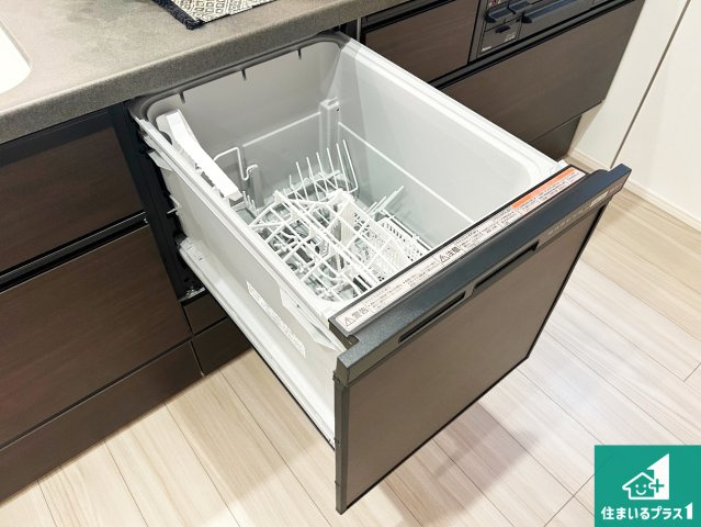 神戸市北区鹿の子台北町　第1期　新築一戸建ての設備|食事後の一仕事、食器洗いをボタン一つでお任せできちゃいます！場所を取らないビルトイン式なので、お料理スペースもしっかり確保！