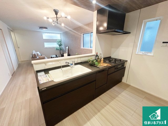 神戸市北区鹿の子台北町　第1期　新築一戸建てのキッチン|リビングと統一感があり、使い勝手のいいキッチン。広々としているので、二人並んで作業が出来ちゃいます。お子様と一緒に色々なお料理に挑戦できるスペースがあります。