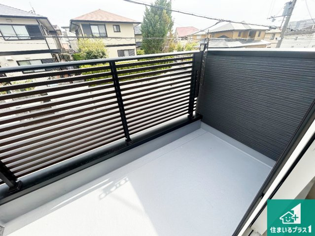 神戸市北区鹿の子台北町　第1期　新築一戸建てのバルコニー|南側に面したバルコニーですので明るい日差しを取り込み洗濯物をしっかり乾かしてくれます。
