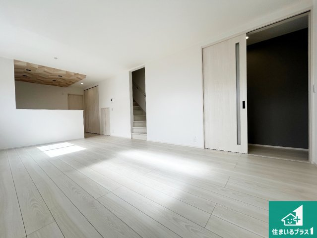 神戸市北区鹿の子台北町　第1期　新築一戸建ての居間・リビング|シンプルなリビングは、観葉植物等のインテリアを楽しめますね！パパ好みにも、ママ好みにも家具次第で雰囲気を変えることができます！