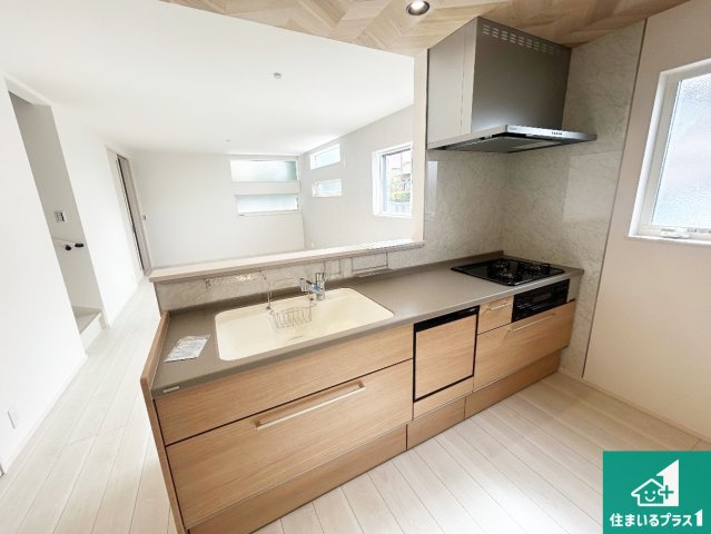 神戸市北区鹿の子台北町　第1期　新築一戸建てのキッチン|リビングと統一感があり、使い勝手のいいキッチン。広々としているので、二人並んで作業が出来ちゃいます。お子様と一緒に色々なお料理に挑戦できるスペースがあります。