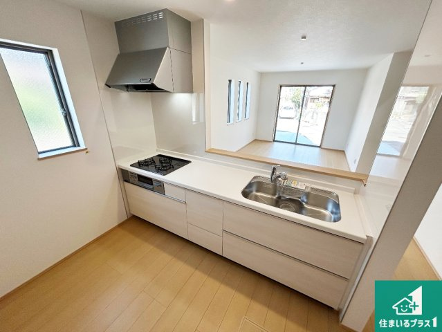 松原市立部　新築一戸建てのキッチン|子供を見守りながらお料理が出来るため家族のコミュニケーションか増えます♪スペースが広く確保されている為お子様が大きくなったときは一緒に料理を楽しめます♪