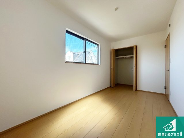 松原市立部　新築一戸建ての洋室|ナチュラル感のある洋室は、自分好みのインテリアが楽しめます♪ご家族とインテリアや家具を選びに行くのは新築購入時の醍醐味の一つです。ぜひお楽しみください♪