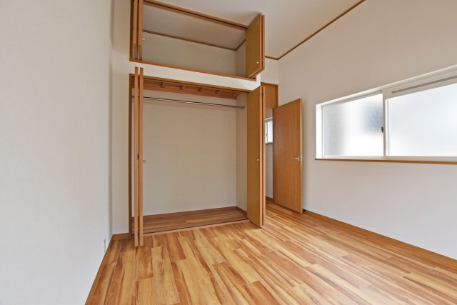 宝塚市安倉南４丁目中古戸建│3LDK+駐車1台可（ビルトインガレージ）の収納|上部収納付きの大きなクローゼット完備されているので、普段使わないものまでまとめて収納できます。
