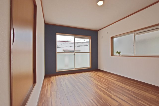 宝塚市安倉南４丁目中古戸建│3LDK+駐車1台可（ビルトインガレージ）の寝室|2階洋室（約6帖）
落ち着いた色ののアクセントクロスを採用した、上品でおしゃれな洋室です。