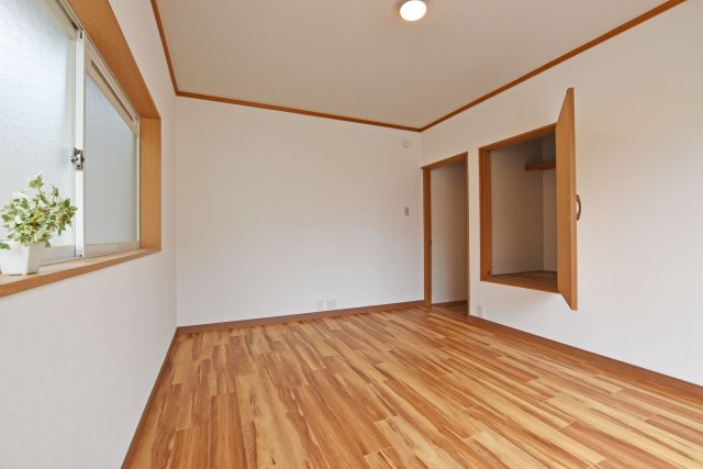 宝塚市安倉南４丁目中古戸建│3LDK+駐車1台可（ビルトインガレージ）の収納|子ども部屋に適した広さがあり、学習机やベッドもゆったりとレイアウトできます。