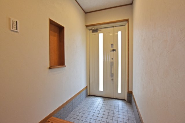 宝塚市安倉南４丁目中古戸建│3LDK+駐車1台可（ビルトインガレージ）の玄関|すっきりとした玄関には気に入った玄関収納を配置しても余裕の広さです。