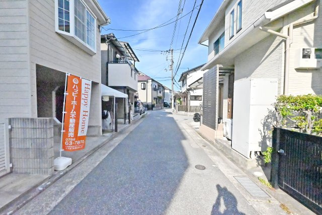 宝塚市安倉南４丁目中古戸建│3LDK+駐車1台可（ビルトインガレージ）の前面道路含む現地写真|南側前面道路　幅員約4.2ｍ