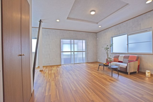 宝塚市安倉南４丁目中古戸建│3LDK+駐車1台可（ビルトインガレージ）のダイニング|ゆとりある広さを活かし、ご家族でのくつろぎ時間からご友人を招いてのホームパーティまで幅広くお使いいただけます。