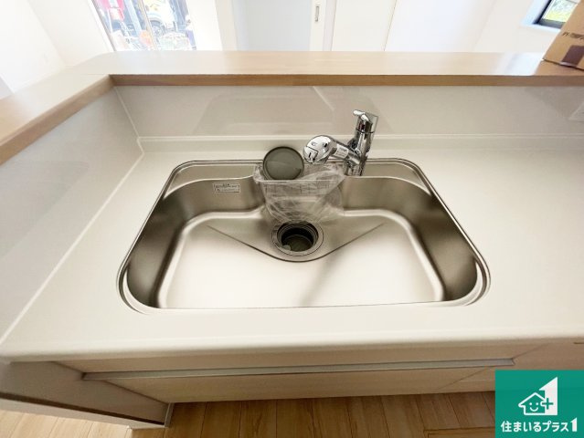 揖保郡太子町鵤　第6期　新築一戸建ての設備|蛇口の先端に浄水器を内蔵しています！原水と浄水、お湯と冷水、シャワーの切替えがワンタッチなので用途によって使い分けられます。
