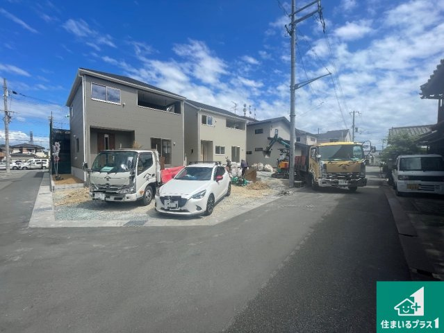 揖保郡太子町鵤　第6期　新築一戸建ての前面道路含む現地写真|周辺は閑静な住宅街！前面道路広々で車の出し入れも便利です。駐車が苦手な方でも安心して車庫入れできます！