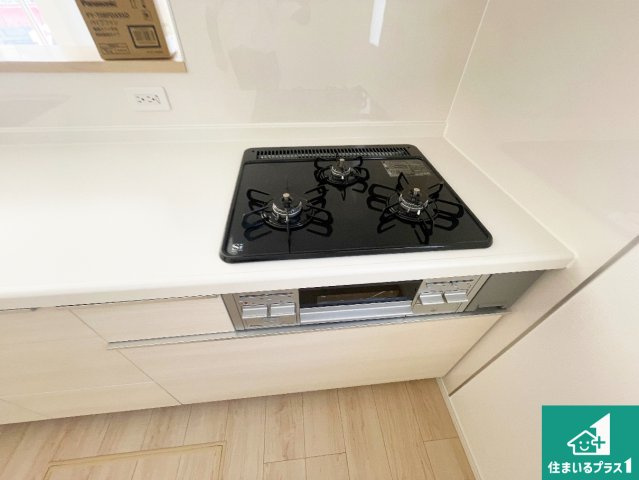 揖保郡太子町鵤　第6期　新築一戸建ての設備|ダブル高火力Ｓｉセンサー付きコンロ！３口あるので、まとめて料理をする時も大活躍！