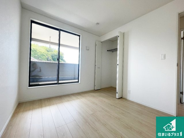 揖保郡太子町鵤　第6期　新築一戸建ての洋室|寝室は心地よい眠りについてもらいたくて、シンプルかつ開放的な空間な設計にしています！大きな窓から差し込む日が心地いいです♪