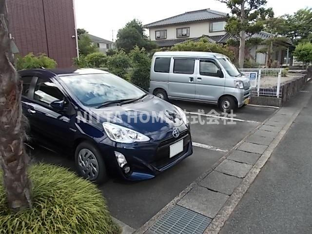 福知山市厚東町のアパートの駐車場|敷地内に駐車場も完備♪