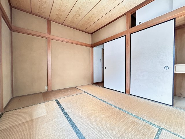 あきる野市牛沼中古戸建♪各室収納、駐車場2台可能です☆の和室