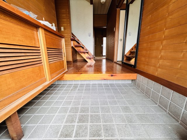 あきる野市牛沼中古戸建♪各室収納、駐車場2台可能です☆の玄関