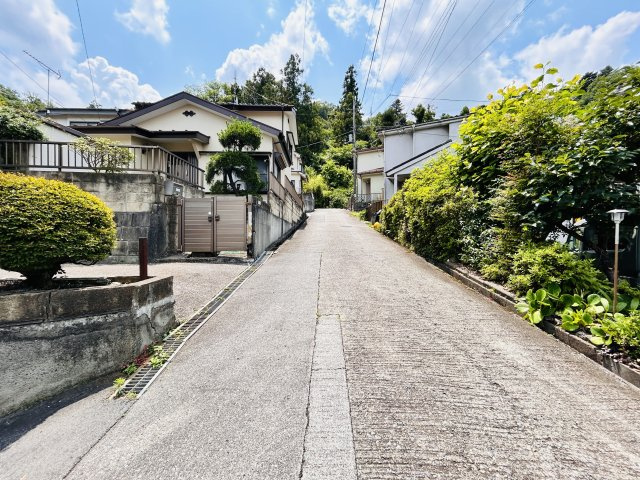 あきる野市牛沼中古戸建♪各室収納、駐車場2台可能です☆の前面道路含む現地写真