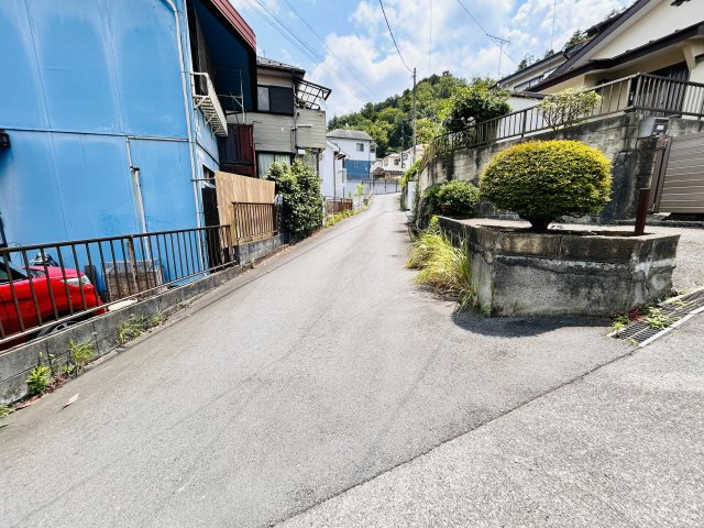 あきる野市牛沼中古戸建♪各室収納、駐車場2台可能です☆の前面道路含む現地写真