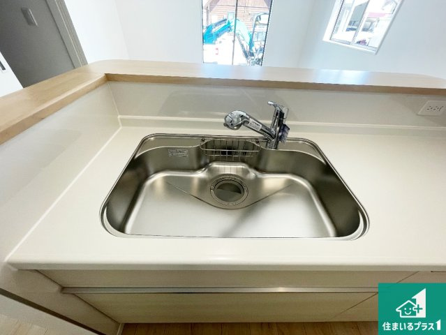 揖保郡太子町鵤　第6期　新築一戸建ての設備|蛇口の先端に浄水器を内蔵しています！原水と浄水、お湯と冷水、シャワーの切替えがワンタッチなので用途によって使い分けられます。