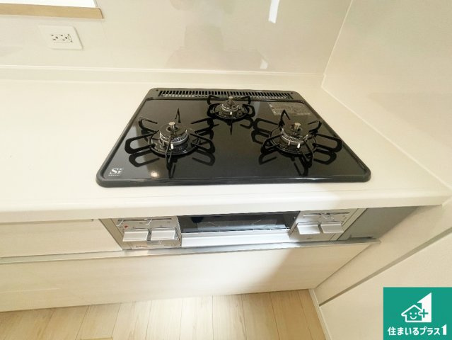 揖保郡太子町鵤　第6期　新築一戸建ての設備|ダブル高火力Ｓｉセンサー付きコンロ！３口あるので、まとめて料理をする時も大活躍！
