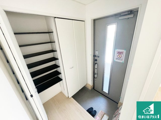 揖保郡太子町鵤　第6期　新築一戸建ての玄関|シューズボックスにはたくさんの靴が収納できるので玄関周りはいつもスッキリ！ご家族が増えても安心！