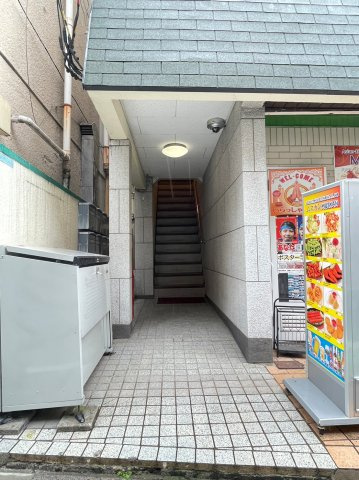 駒場東大前　山形屋ビル　駅近　室内洗濯機置場　バストイレ別のエントランス