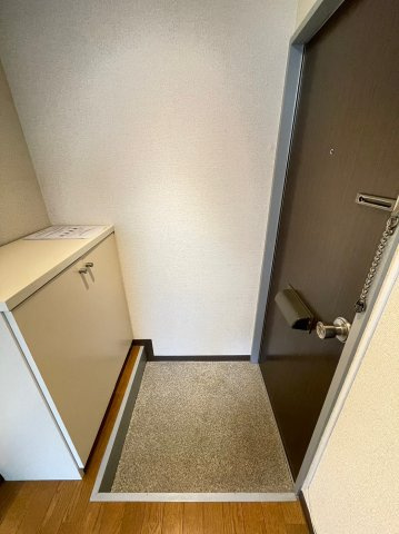 駒場東大前　山形屋ビル　駅近　室内洗濯機置場　バストイレ別の玄関