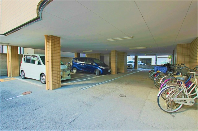 グランド・パレスジュイレーの駐車場