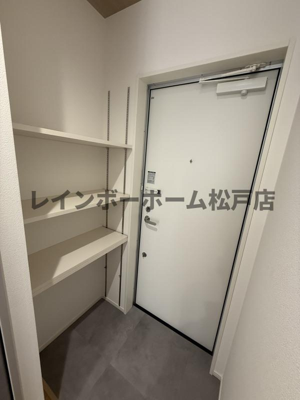 KT松戸六実の玄関
