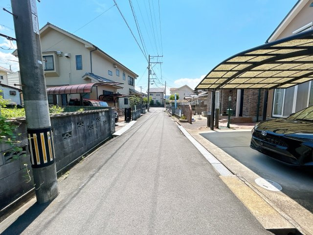 坂井町2丁目　中古戸建の前面道路含む現地写真