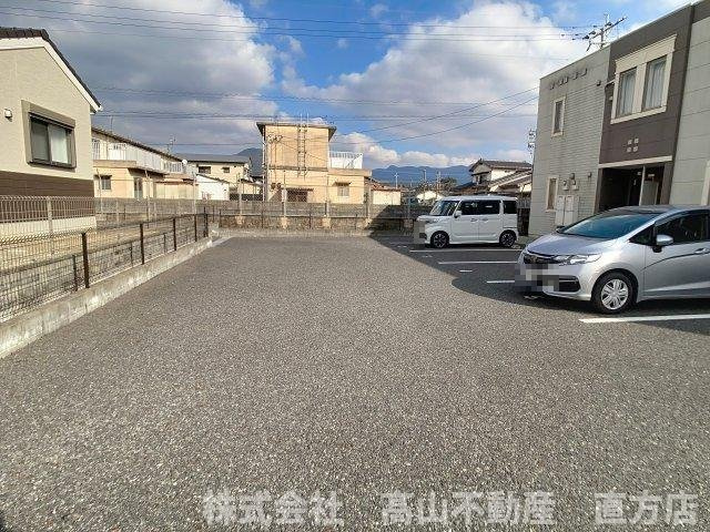直方市大字感田のアパートの駐車場
