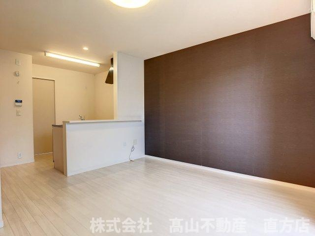 直方市大字感田のアパートの居間・リビング