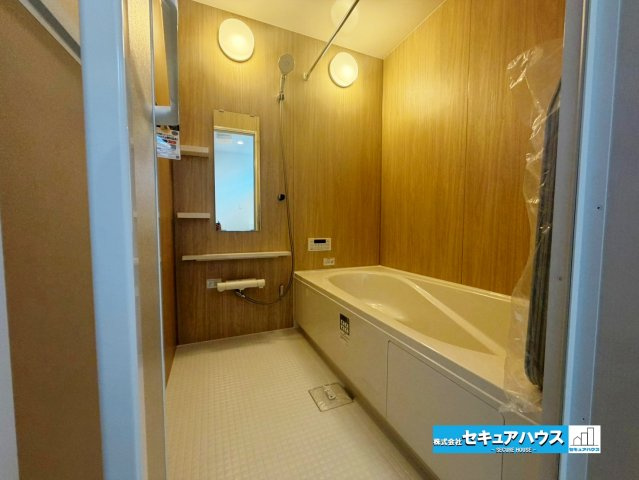 【同施工物件ご案内可能】知多市新知東町　全2棟の内観：施工例|【浴室イメージ】
◆アクセントパネルで落ち着きのある雰囲気を演出します。毎日の疲れを癒やすバスタイムをお楽しみ下さい！
◆窓付きで、カビの繁殖を抑える効果があります。