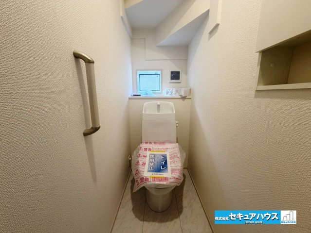 【同施工物件ご案内可能】知多市新知東町　全2棟の内観：施工例|【高機能トイレイメージ】
◆高機能トイレの多くは便器のフタの開閉が自動であり、使用後に手動で水を流す面倒もなく非常に便利です。スタイリッシュな見た目で、お掃除しやすく、節水効果が高いです。
