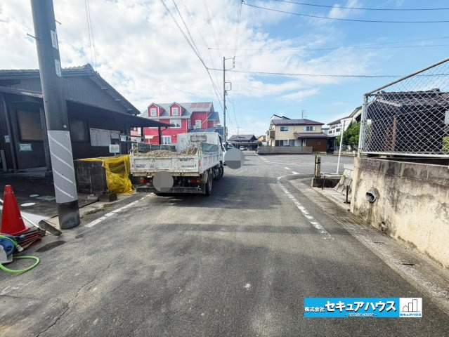 【今からご案内可能】知多市新知東町　全2棟の前面道路含む現地写真|事前予約にて現地ご見学いただけます！お気軽にお問い合わせください♪
■株式会社　セキュアハウス■
住宅ローンに強く、知識、経験豊富なスタッフ在籍
お客様に寄り添い、ご成約後もサポート致します。