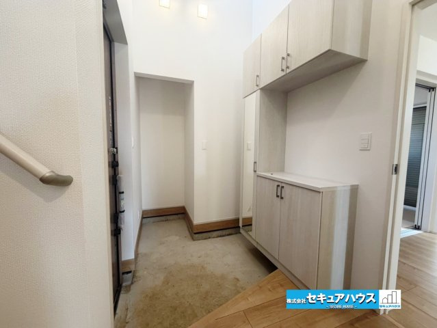 【今からご案内可能】知多市新知東町　全2棟の玄関|【玄関イメージ】
◆お家に出会う人々を迎える玄関だからこそ、広々清潔感あふれる空間にしたいものです。採光・通風にも配慮された設計で毎日明るい空間をキープします♪
