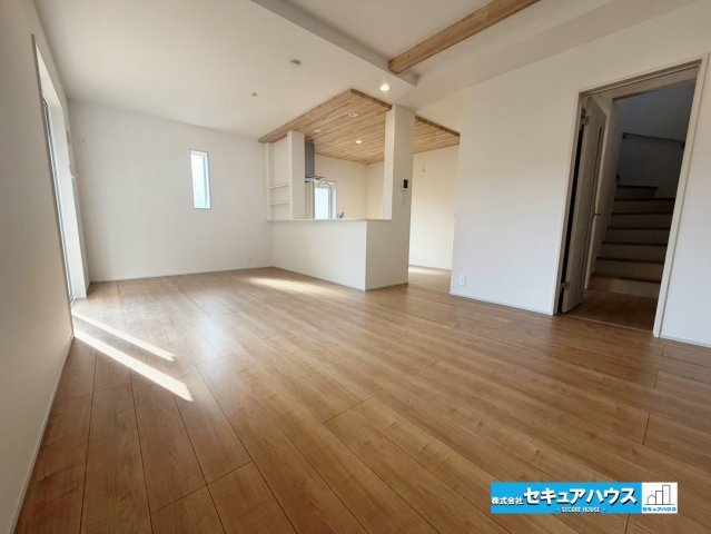 【今からご案内可能】知多市新知東町　全2棟の居間・リビング|【LDK】
◆通学から帰宅し、リビングルームで会話を楽しむ子ども達。リビングから臨む景色は太陽色に染まり、解放感溢れゆったりとしたひと時を過ごすことが出来る素敵な空間です。