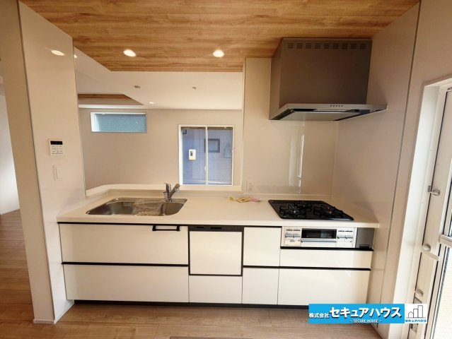 【今からご案内可能】知多市新知東町　全2棟のキッチン|【キッチン】
◆同時にたくさんの料理が調理できる。「焼く・蒸す・煮る」の工程を同時進行で進めることができるので、料理を素早く作ることができます。育児でバタバタ忙しいママに嬉しい♪