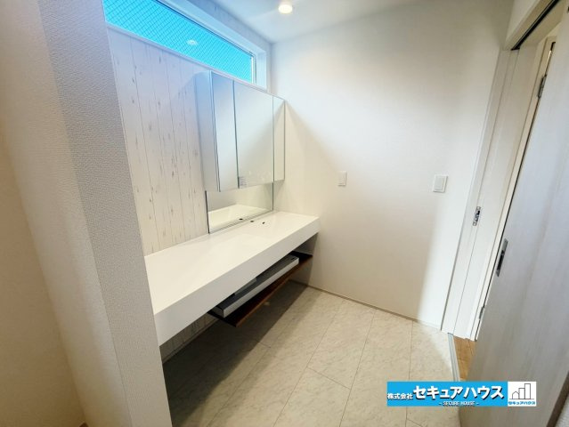 【今からご案内可能】知多市新知東町　全2棟のその他|【洗面台】
◆鏡の裏にはたっぷりと収納スペースを標準装備！
◆電源を付属しているのでドライヤーなど利用できます。