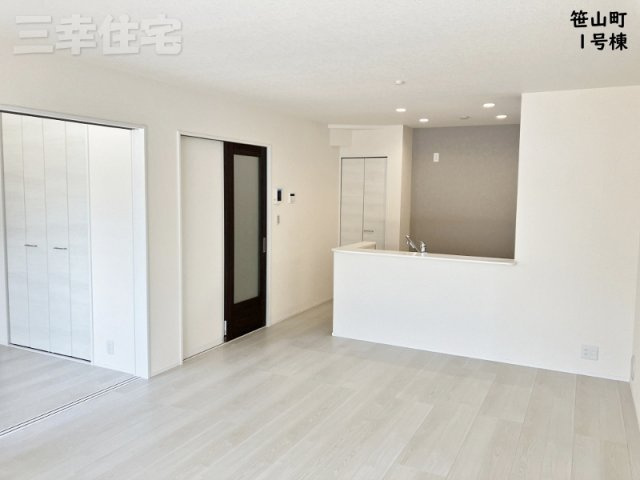 碧南市笹山町　2棟建ての居間・リビング|流行の白いフローリング。16.7帖のリビングがとっても広く感じます！