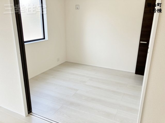 碧南市笹山町　2棟建ての洋室|リビングと続き間になる4.7帖洋室。頭のいい子はやっている学習机を置いてリビングのそばで勉強をしてはいかが