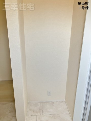 碧南市笹山町　2棟建ての収納|広い洗面室。収納棚が置けるスペースあります。