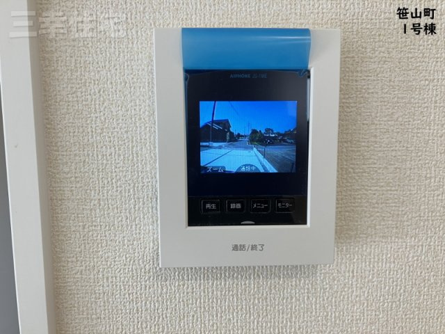 碧南市笹山町　2棟建てのセキュリティ|夜の訪問者もカラーでしっかり確認でき、録画をすることも可能です。ズームアップも可能なため、見にくい時でも安心です。また、訪問者がボタンを押さなくても、いつでも玄関先の様子を映像と音でチェックできます。
