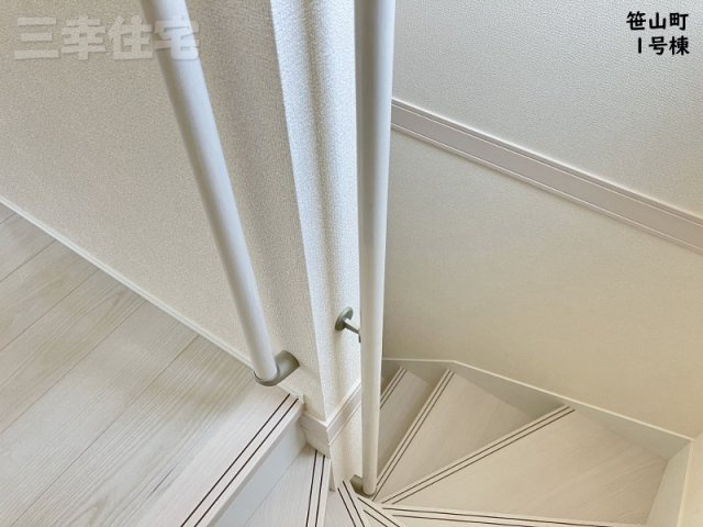 碧南市笹山町　2棟建ての設備|階段やトイレには手すりを設置し、転落の防止や体への負担を軽減します。健康や安全に配慮した安心の住宅を提供しています