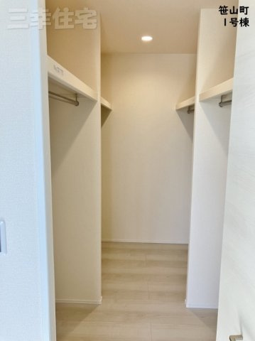碧南市笹山町　2棟建ての収納|主寝室のウォークインクローゼット3帖。もはや個室になる広さ